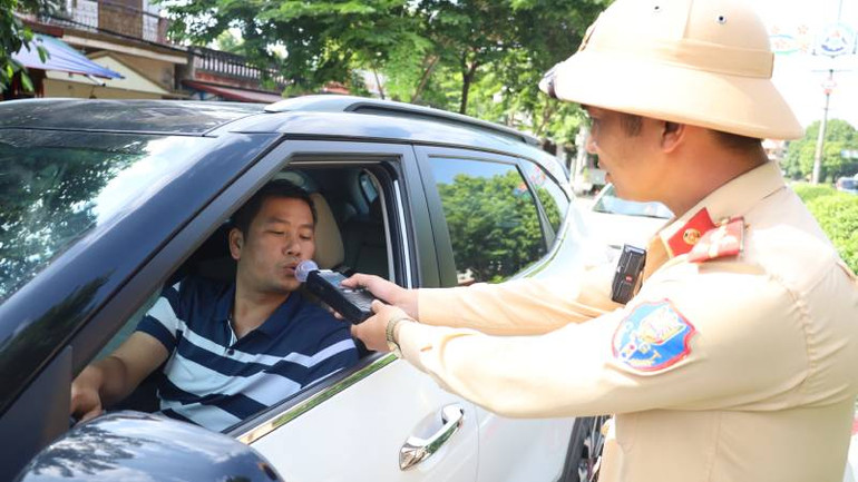 Lực lượng cảnh sát giao thông tỉnh Lạng Sơn thực hiện kiểm tra nồng độ cồn với tất cả các phương tiện lưu thông trên tuyến đường.