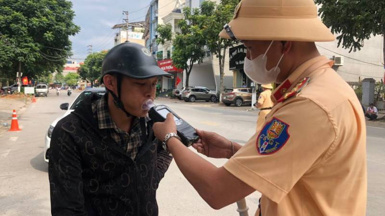 Lực lượng cảnh sát giao thông tỉnh Lạng Sơn thực hiện kiểm tra nồng độ cồn với người tham gia phương tiện giao thông.