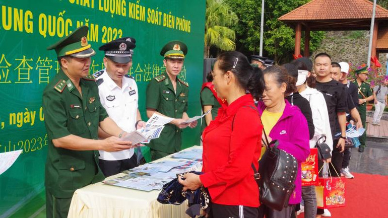 Cán bộ chiến sĩ đồn biên phòng Cửa khẩu quốc tế Hữu Nghị phát tờ rơi tuyên truyền pháp luật cho du khách qua lại cửa khẩu.