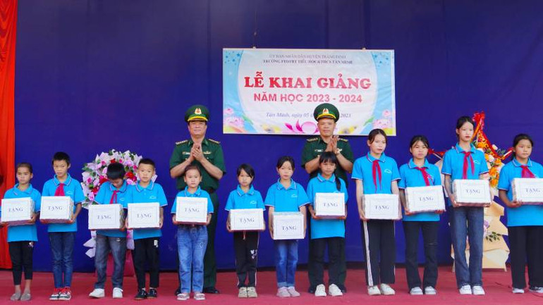 Lãnh đạo Bộ chỉ huy, Bộ đội Biên phòng tỉnh Lạng Sơn trao quà cho các em học sinh Trường phổ thông dân tộc Bán trú Tiểu học và Trung học cơ sở xã Tân Minh (Tràng Định).