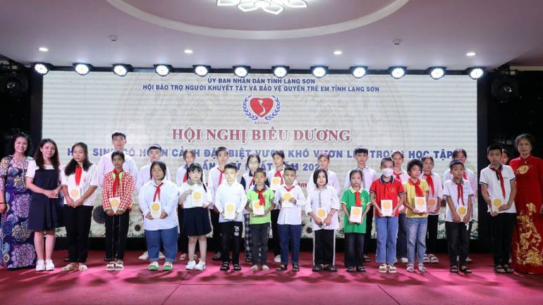 Hội Bảo trợ người khuyết tật và bảo vệ quyền trẻ em tỉnh Lạng Sơn tặng quà cho học sinh có hoàn cảnh khó khăn vươn lên trong học tập ở huyện Cao Lộc.