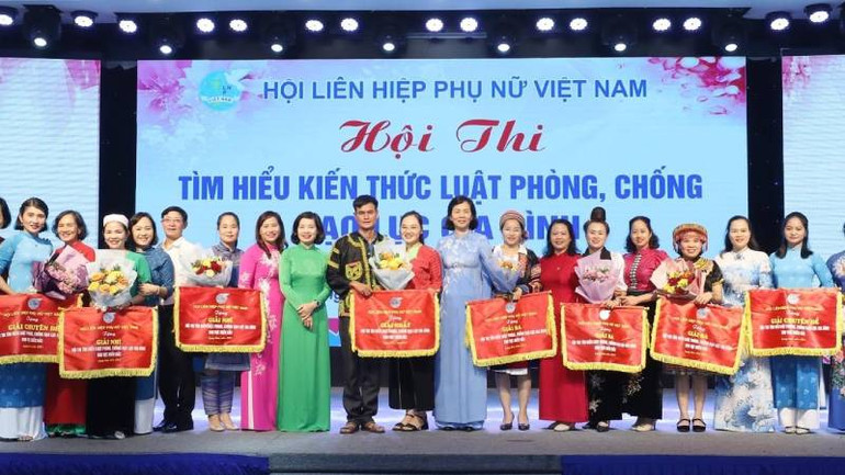 Lãnh đạo Hội Liên hiệp phụ nữ Việt Nam tặng giải Nhất, Nhì, Ba... cho các đội tham gia Hội thi.
