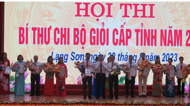 Đồng chí Hoàng Văn Nghiệm, Phó Bí thư Thường trực Tỉnh ủy Lạng Sơn trao giải Nhất cho hai thí sinh.
