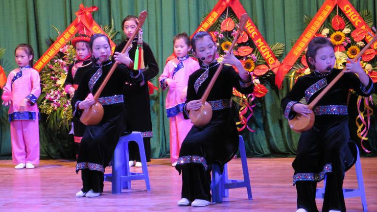 Cây đàn tính được các em học sinh Trường trung học cơ sở xã Thụy Hùng, huyện Cao Lộc, tỉnh Lạng Sơn biểu diễn trong các ngày hội của thôn bản.