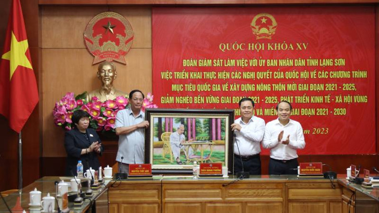 Đồng chí Thượng tướng Trần Quang Phương, Ủy viên Trung ương Đảng, Phó Chủ tịch Quốc hội trao tặng bức ảnh Chủ tịch Hồ Chí Minh cho Ủy ban nhân dân tỉnh Lạng Sơn.