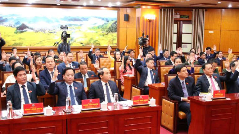 Các đại biểu, biểu quyết thông qua các Nghị quyết của Hội đồng nhân dân tỉnh kỳ họp thứ 21, (khoá 17), nhiệm kỳ 2021-2026.