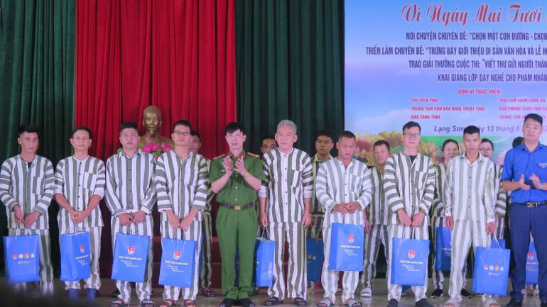 Các phạm nhân được tặng quà của Ban tổ chức, vì có thành tích cải tạo tốt trong thời gian ở Trại tạm giam công an tỉnh.