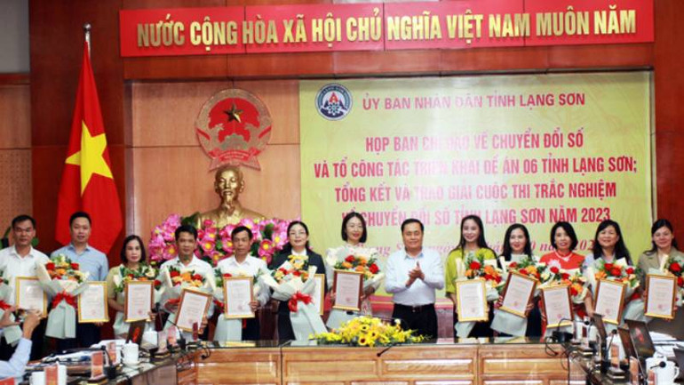 Ban chỉ đạo Đề án 06 của tỉnh tặng bằng khen cho các tập thể, cá nhân đạt thành tích xuất sắc trong chuyển đổi số.