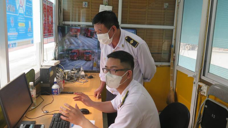 Các y, bác sĩ trạm kiểm dịch y tế quốc tế, kiểm tra, giám sát người xuất, nhập cảnh qua cửa khẩu quốc tế Hữu Nghị, Cao Lộc, (Lạng Sơn).