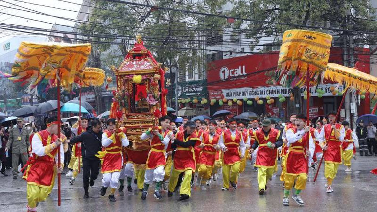 Lễ rước kiệu được các thanh niên trai tráng, rước qua các con đường, khu phố của thành phố Lạng Sơn (Lạng Sơn).