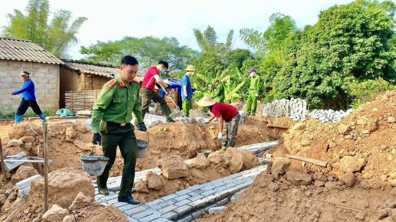 Cán bộ, chiến sĩ công an tỉnh Lạng Sơn hỗ trợ người dân ở huyện Lộc Bình, xây dựng nhà ở.