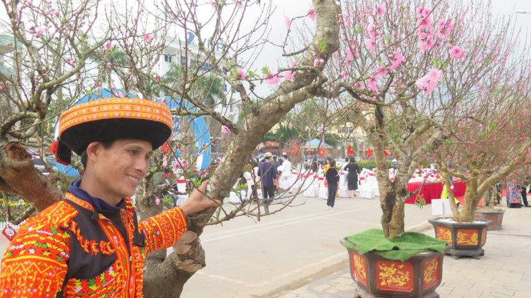 Người dân ở xã Công Sơn, huyện Cao Lộc (Lạng Sơn), trồng nhiều loại đào bản địa đem trưng bày tại lễ hội.