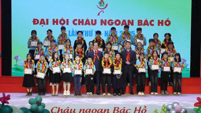 Lãnh đạo tỉnh và Tỉnh đoàn Lạng Sơn trao chứng nhận cho các em đạt danh hiệu “Cháu ngoan Bác Hồ” tỉnh Lạng Sơn giai đoạn 2020-2025.