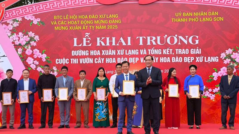Phó Chủ tịch Ủy ban nhân dân tỉnh Lạng Sơn, Dương Xuân Huyên trao giải cho các cá nhân và tập thể được giải cây đào đẹp nhất và vườn đào đẹp nhất. Phó Chủ tịch Ủy ban nhân dân tỉnh Lạng Sơn, Dương Xuân Huyên trao giải cho các cá nhân và tập thể được giải cây đào đẹp nhất và vườn đào đẹp nhất.