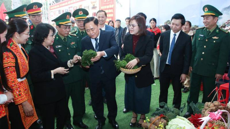 Các đại biểu tham dự ngày hội, tham quan gian hàng trưng bày sản phẩm nông nghiệp của bà con.