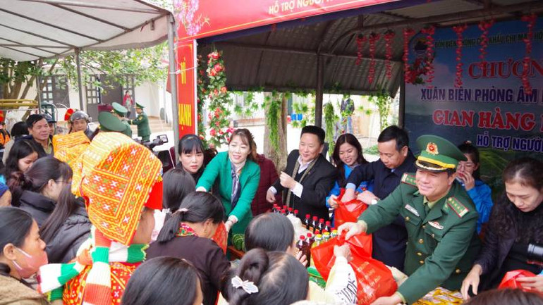 Lãnh đạo Bộ Chỉ huy, Bộ đội Biên phòng Lạng Sơn tặng quà Tết cho các hộ gia đình chính sách.