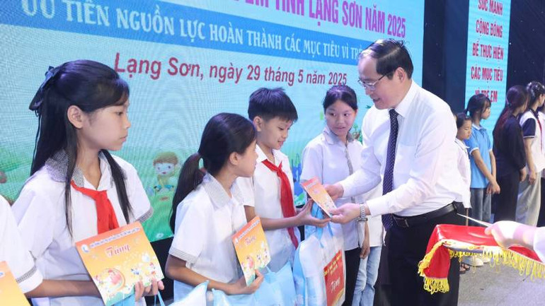 Đồng chí Phó Chủ tịch Ủy ban nhân dân tỉnh Lạng Sơn Dương Xuân Huyên tặng quà cho trẻ em có hoàn cảnh đặc biệt khó khăn học giỏi ở các huyện, thành phố; Cơ sở bảo trợ xã hội tổng hợp của tỉnh; Trung tâm hy vọng Lộc Bình...