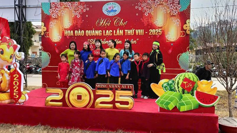 Đông đảo bà con gần xa tham dự Hội chợ hoa đào Quảng Lạc, thành phố Lạng Sơn.