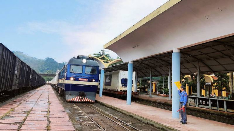 Cán bộ, công chức ga liên vận quốc tế Đồng Đăng thực hiện nhiệm vụ đón tàu vào nhà ga.