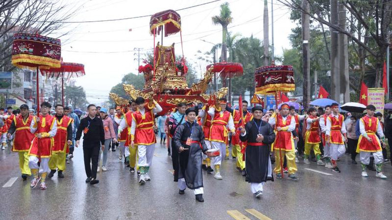Lễ rước kiệu ông Tuần Tranh từ Đền Kỳ Cùng lên tạ nghĩa với ông Thân Công Tài ở Đền Tả Phủ, tại thành phố Lạng Sơn (Lạng Sơn).