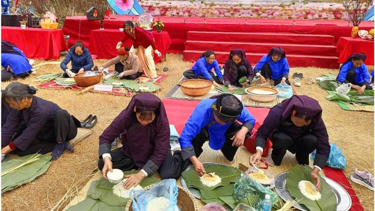 Bà con ở các thôn bản trong xã Quảng Lạc tham gia Hội thi gói bánh chưng truyền thống.