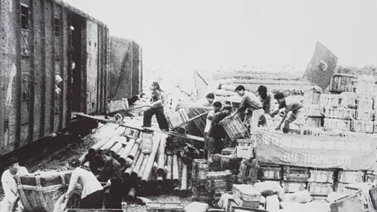 Bốc dỡ hàng hóa lên tàu trong thời kỳ chống Mỹ. (Ảnh tư liệu)