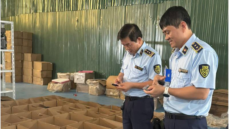 Đội quản lý kiểm tra cơ sở sản xuất, kinh doanh điện thoại giả.