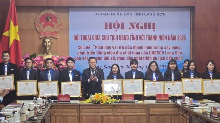 Chủ tịch Ủy ban nhân dân tỉnh Lạng Sơn khen thưởng các đoàn viên thanh niên có nhiều thành tích xuất sắc trong phong trào đoàn.