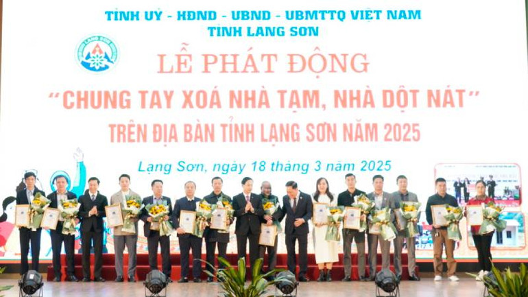 Lãnh đạo tỉnh Lạng Sơn, tặng hoa và biểu ghi nhận các đơn vị, doanh nghiệp, cá nhân ủng hộ Chương trình: "Xóa nhà tạm, nhà dột nát trên địa bàn tỉnh".
