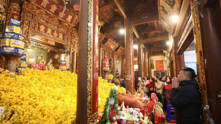 Đông đảo người dân đến dâng hương, dâng hoa tại đền Kỳ Cùng và đền Tả Phủ để tưởng nhớ các vị tiền nhân đã có công gìn giữ biên cương.