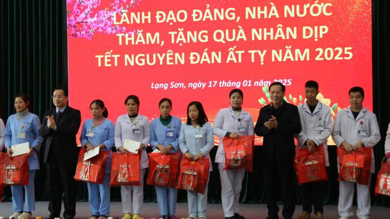 Phó Thủ tướng Lê Thành Long cùng lãnh đạo tỉnh Lạng Sơn tặng quà cho cán bộ, công nhân nhân viên y tế có hoàn cảnh khó khăn tại Bệnh viện đa khoa tỉnh Lạng Sơn. Phó Thủ tướng Lê Thành Long cùng lãnh đạo tỉnh Lạng Sơn tặng quà cho cán bộ, công nhân nhân viên y tế có hoàn cảnh khó khăn tại Bệnh viện đa khoa tỉnh Lạng Sơn.