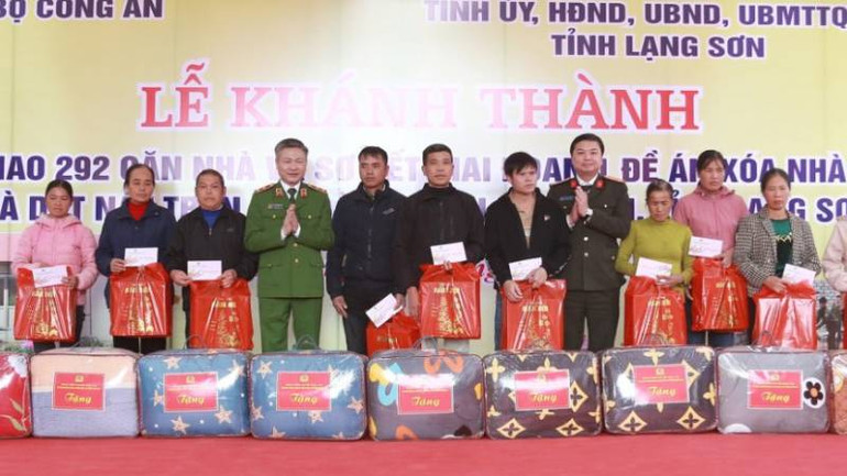 Đại diện Lãnh đạo Bộ công an Công an tỉnh Lạng Sơn tặng quà cho các hộ nghèo trên địa bàn huyện Lộc Bình.