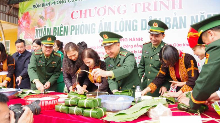 Tại chương trình cán bộ, chiến sĩ gói bánh chưng tết tặng các hộ có hoàn cảnh khó khăn.