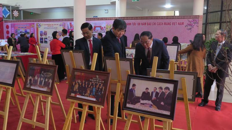 Các đại biểu xem các tư liệu về báo chí cách Mạng Việt Nam. Các đại biểu xem các tư liệu về báo chí cách Mạng Việt Nam.