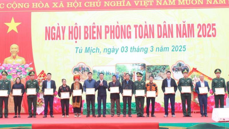 Đại diện chính quyền địa phương tặng giấy khen cho các tập thể, cá nhân có thành tích xuất sắc trong thực hiện Chỉ thị 01 của Thủ tướng Chính phủ.