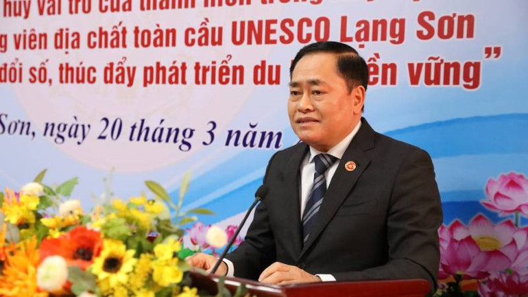 Chủ tịch Ủy ban nhân dân Hồ Tiến Thiệu đối thoại với đoàn viên thanh niên trên địa bàn tỉnh.