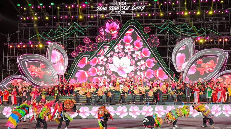 Các đoàn nghệ thuật tham gia biểu diễn giao lưu văn nghệ chào mừng Lễ hội hoa đào xứ Lạng năm 2025.