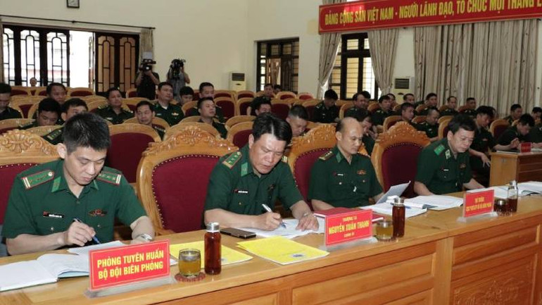 Các đại biểu dự buổi trao thưởng cho Ban chuyên án.