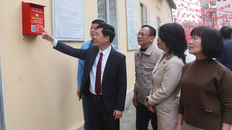 Sau chương trình, các đại biểu bên hòm thư góp ý tại trụ sở Đảng ủy, Hội đồng nhân dân, Ủy ban nhân dân phường Hoàng Văn Thụ, thành phố Lạng Sơn. Sau chương trình, các đại biểu bên hòm thư góp ý tại trụ sở Đảng ủy, Hội đồng nhân dân, Ủy ban nhân dân phường Hoàng Văn Thụ, thành phố Lạng Sơn.