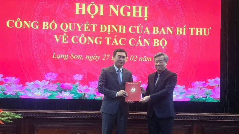 Đồng chí Nguyễn Quang Dương, Ủy viên Trung ương Đảng, Phó Trưởng Ban Tổ chức Trung ương trao quyết định cho đồng chí Nguyễn Cảnh Toàn.