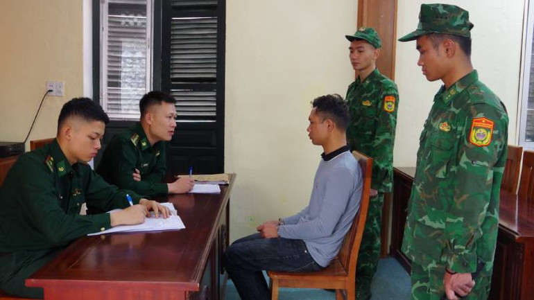Cán bộ, chiến sĩ Đồn Biên phòng Ba Sơn (Bộ Chỉ huy Bộ đội Biên phòng Lạng Sơn) lấy lời khai ban đầu của đối tượng đưa người nhập cảnh trái phép qua biên giới. Cán bộ, chiến sĩ Đồn Biên phòng Ba Sơn (Bộ Chỉ huy Bộ đội Biên phòng Lạng Sơn) lấy lời khai ban đầu của đối tượng đưa người nhập cảnh trái phép qua biên giới.