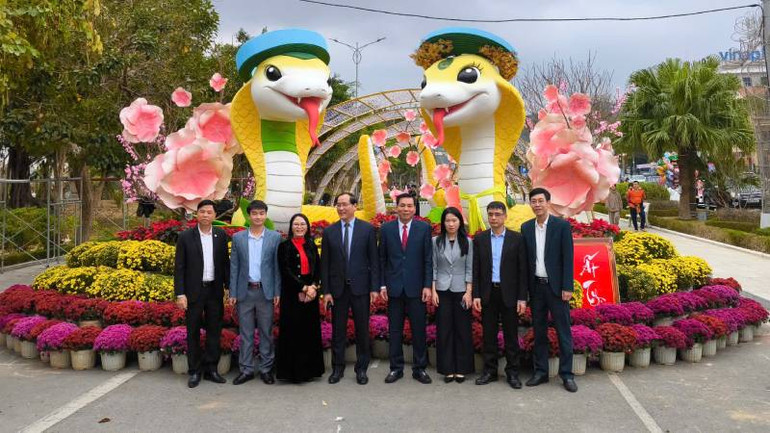 Đường hoa xuân thu hút nhiều khách tham quan, thưởng ngoạn. Đường hoa xuân thu hút nhiều khách tham quan, thưởng ngoạn.