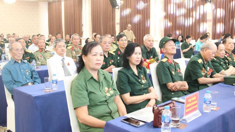 Các cựu chiến binh, cựu thanh niên xung phong, chiến sĩ cách mạng bị địch bắt, tham dự buổi gặp mặt.