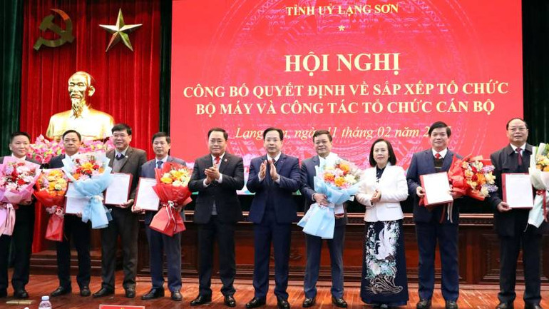 Lãnh đạo Tỉnh ủy Lạng Sơn và Ủy ban nhân dân tỉnh trao quyết định và tặng hoa chúc mừng tập thể lãnh đạo Ban Tuyên giáo và Dân vận Tỉnh ủy và các đồng chí nguyên lãnh đạo Ban Tuyên giáo Tỉnh ủy nghỉ hưu theo chế độ.