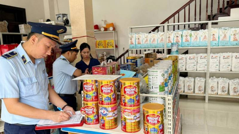 Lực lượng quản lý thị trường tỉnh Lạng Sơn, kiểm tra các cơ sở kinh doanh sữa trên địa bàn tỉnh.