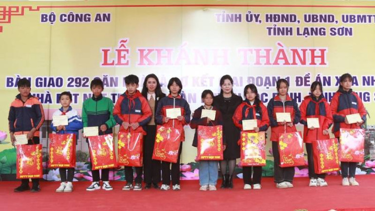 Lãnh đạo huyện Lộc Bình và đại diện doanh nghiệp trao quà cho các em học sinh hoàn cảnh khó khăn trên địa bàn huyện Lộc Bình tại buổi lễ.