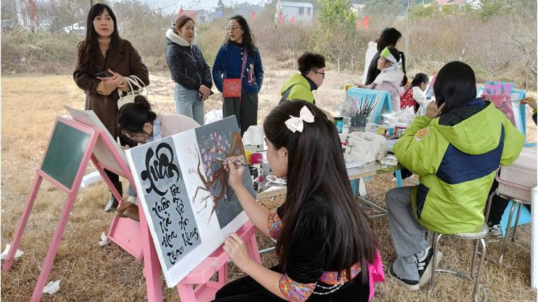 Các em học sinh trên địa bàn thành phố Lạng Sơn tham gia hội thi vẽ hoa đào.