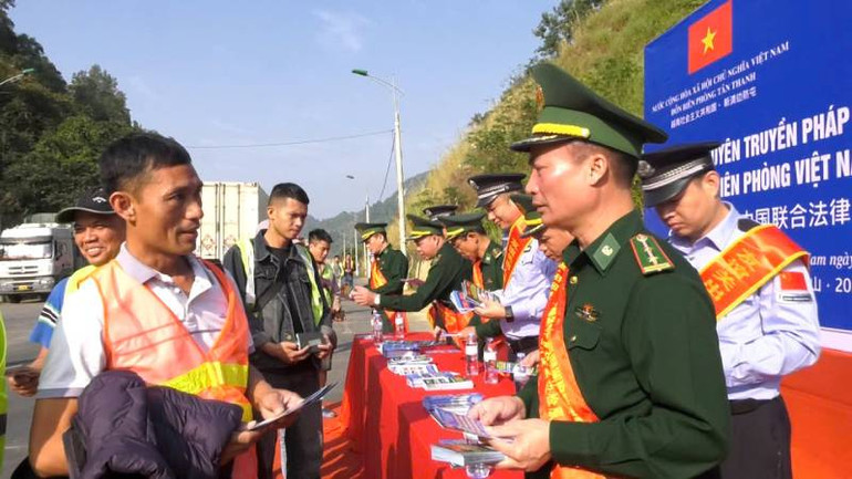 Lực lượng chức năng tuyên truyền, phổ biến pháp luật cho người dân.