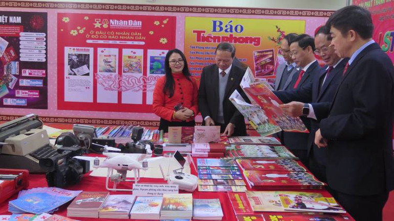 Các đại biểu xem các ấn phẩm của Hội báo Xuân xứ Lạng. Các đại biểu xem các ấn phẩm của Hội báo Xuân xứ Lạng.