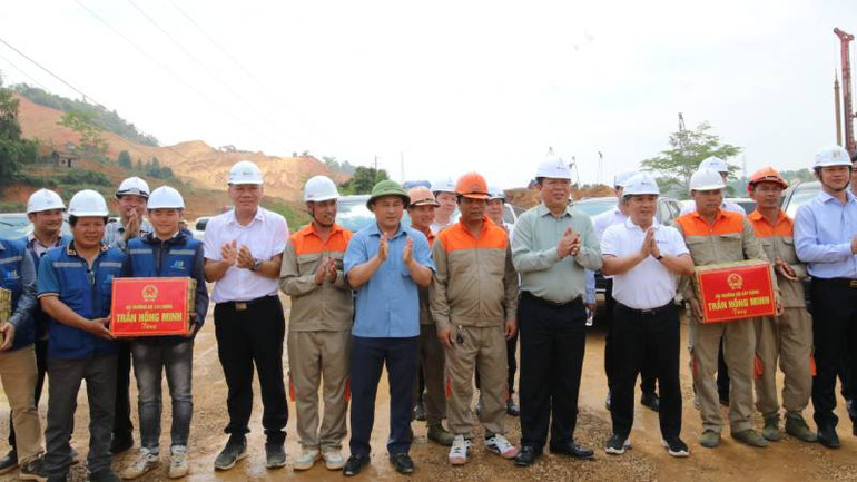Bộ trưởng Trần Hồng Minh và lãnh đạo tỉnh Lạng Sơn tặng quà động viên đội ngũ kỹ sư, công nhân thi công tại công trình Dự án cao tốc Hữu Nghị-Chi Lăng (Lạng Sơn).